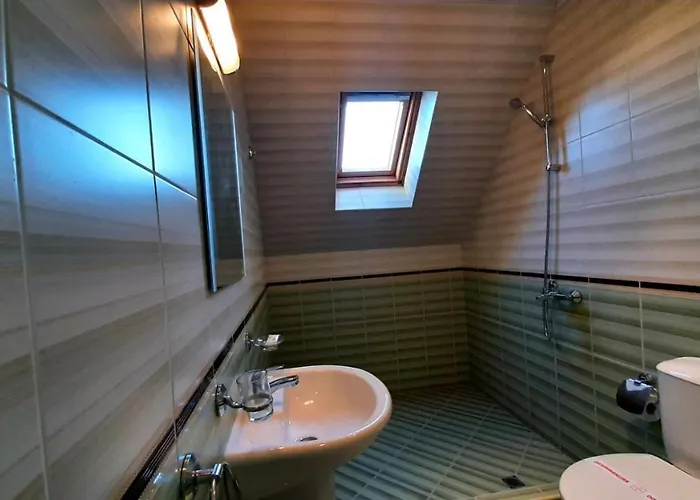 Adri Νεσέμπαρ