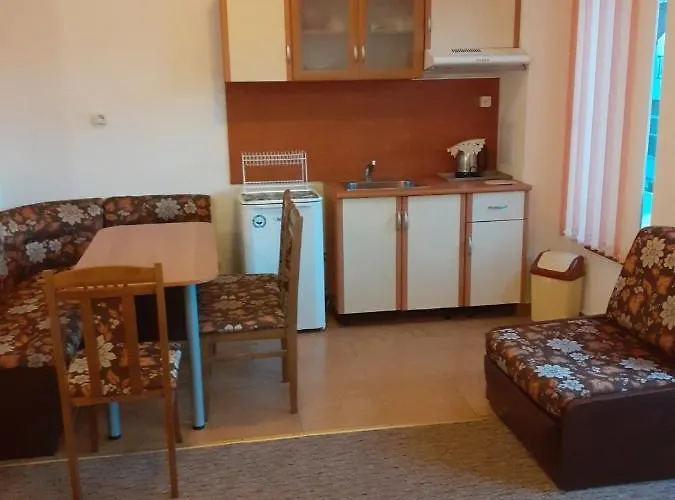 Adri Πανσιόν Νεσέμπαρ